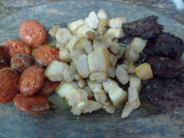 Freimos la morcilla, el chorizo y la panceta y reservamos