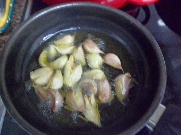 Freimos los ajos con cáscars y un corte a lo largo, sin partirlos del todo